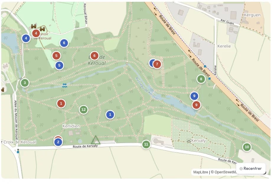 Téléphone avec application GPS sur un sentier